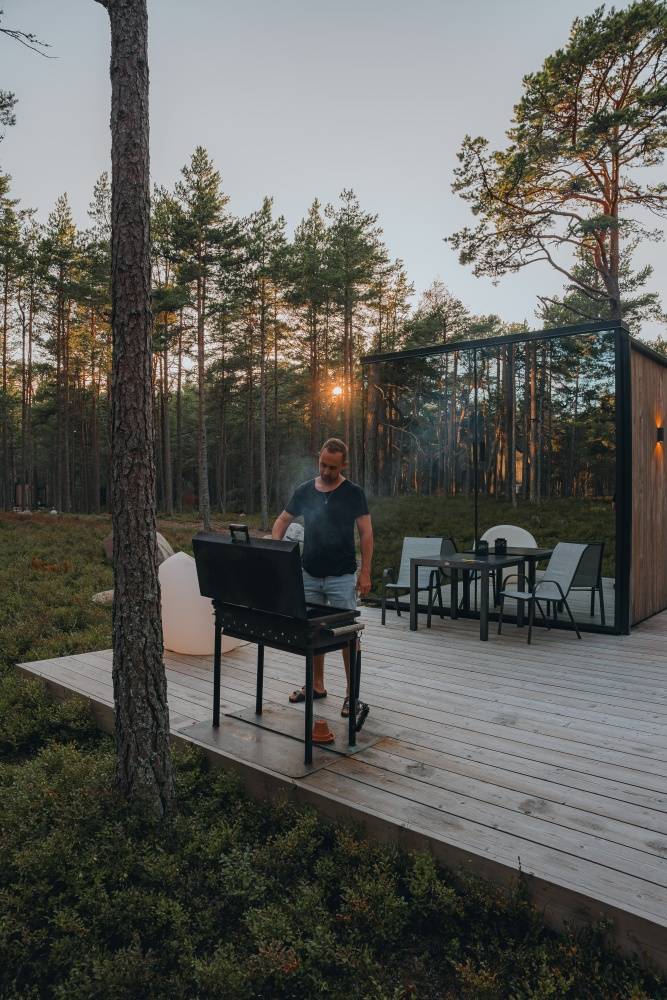 Külaline grillib loojangus oma terrassil