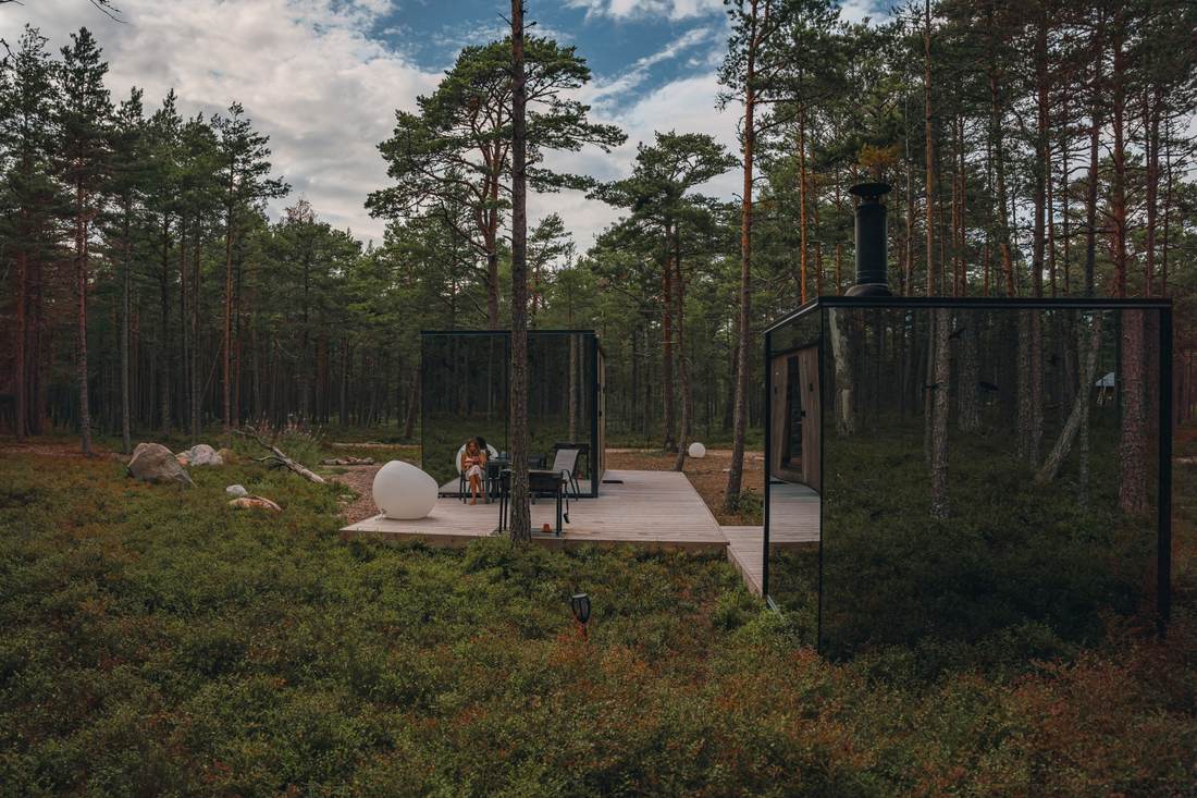 Mysa: kaks peegelmaja ja terrass männimetsas