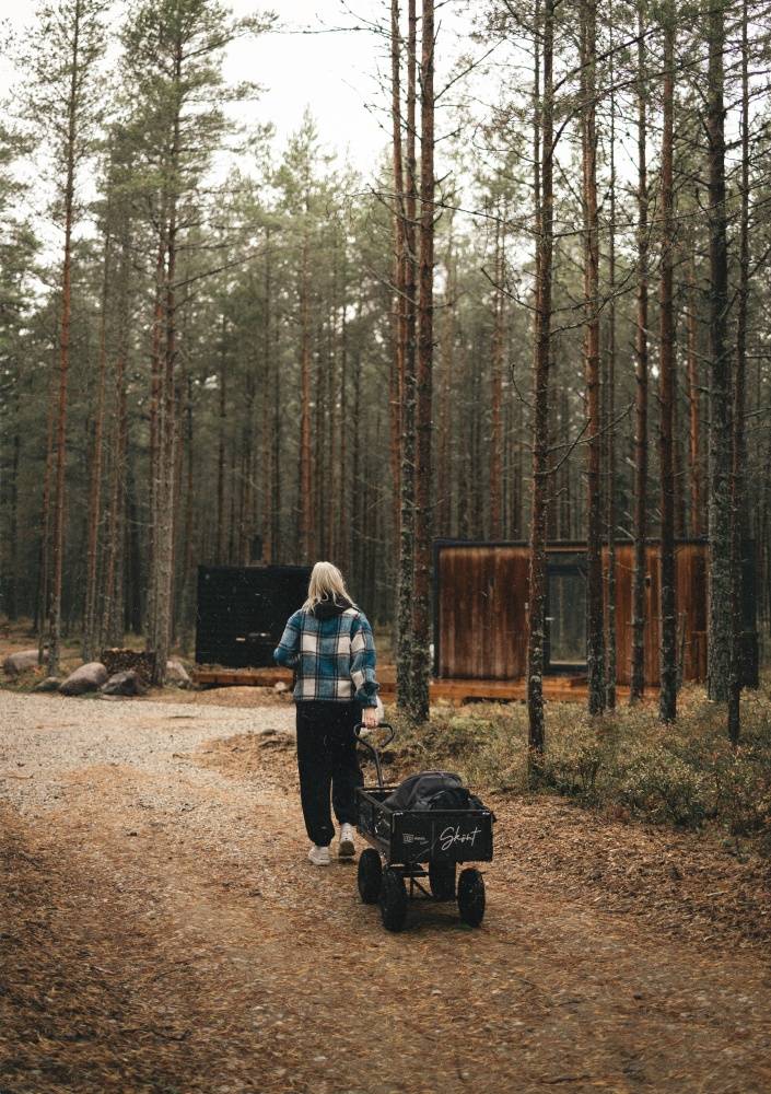 Skönt: külaline veab pagasikäru mööda metsateed maja poole
