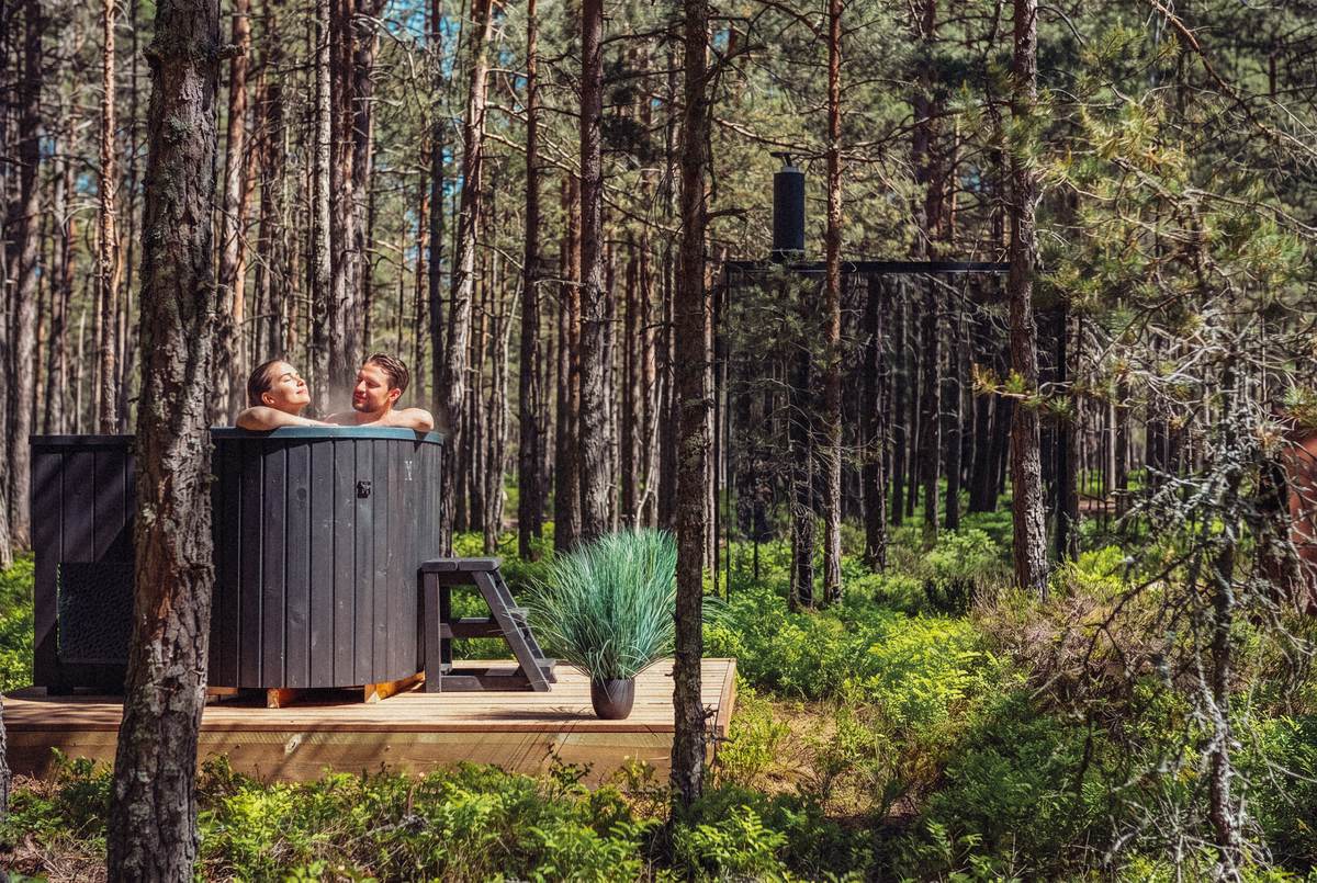 Fika: paar lõõgastub kümblustünnis maja kõrval männimetsas